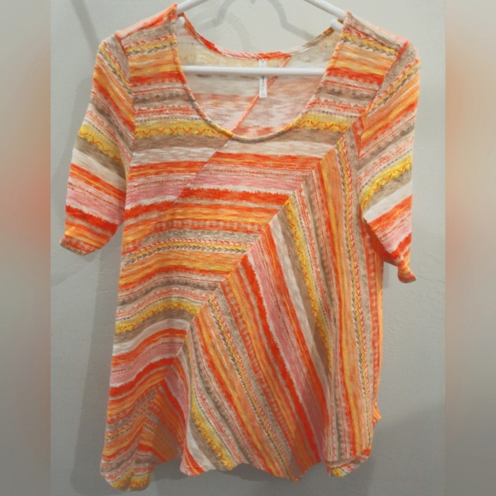 Passports sweater size medium shark bite style oranges, yellows, and pinks EUC